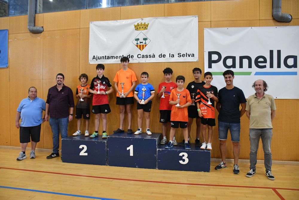 Cerimònia de podi de la categoria infantil: nou joves amb els seus trofeus als c